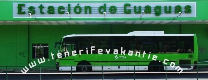 Een groene Titsa bus (guagua) aan het busstation te Puerto de la Cruz. 
