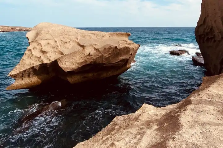 Arico Tenerife met zeezicht en rotsblokken