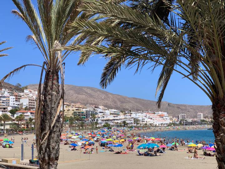 Gratis Covid verzekering - toeristen op Playa de las Américas