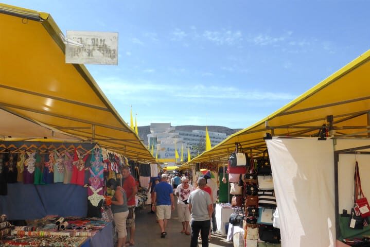 Heropening Markten op Tenerife, de markt van Los Cristianos met zijn gele kraampjes