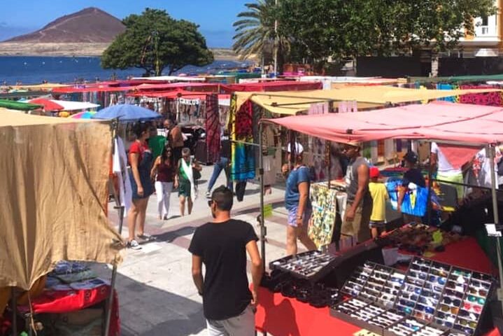 Markt van El Médano met de vele kraampjes