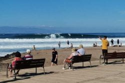 Nieuws week 46-2021 - foto met surfers in Playa de las Américas
