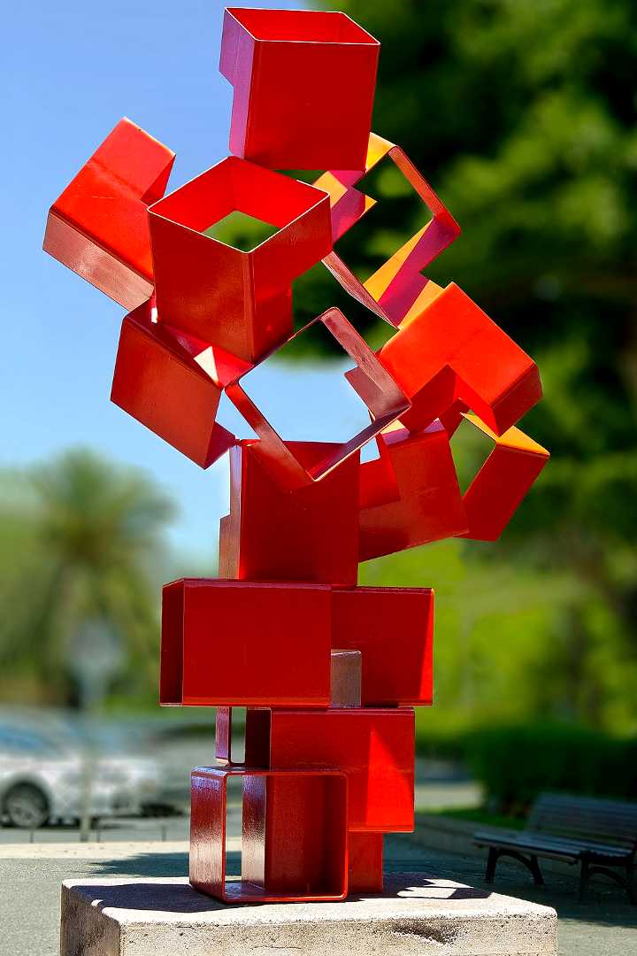 Rambla sculptuur rode open kubussen door Ricardo Ugarte
