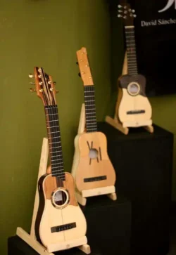Enkele voorbeelden van Timples, vijfsnarig Canarische houten muziekinstrument