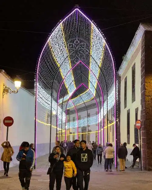 Boogvormig dak van lichten in La Laguna met Kerst