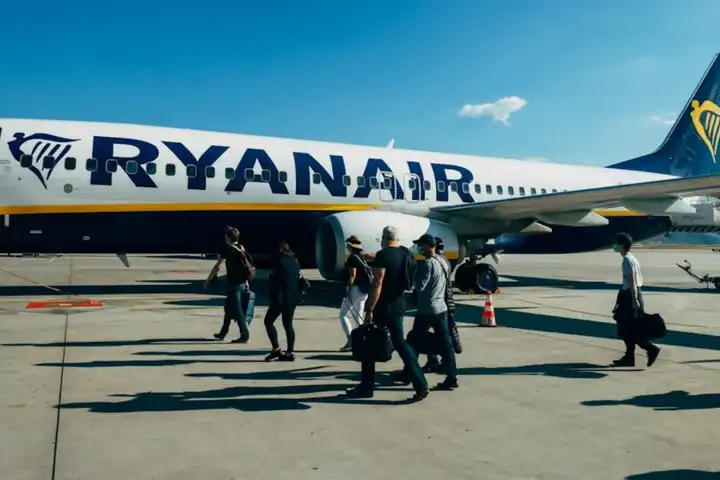 Ryanair en Tui vormen alliantie, foto van passagiers die instappen