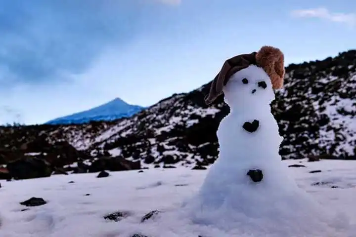Sneeuwval op de Teide foto met sneeuwman