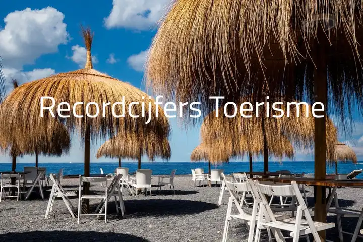 Toerisme Canarische Eilanden 2023 - strand met rieten parasols