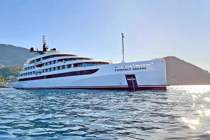 Cruiseschip Emerald Sakara op zee - druk cruiseseizoen Santa Cruz de Tenerife