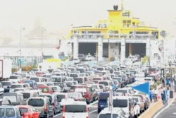 Auto's wachten om veerboot op te rijden aan de haven Los Cristianos