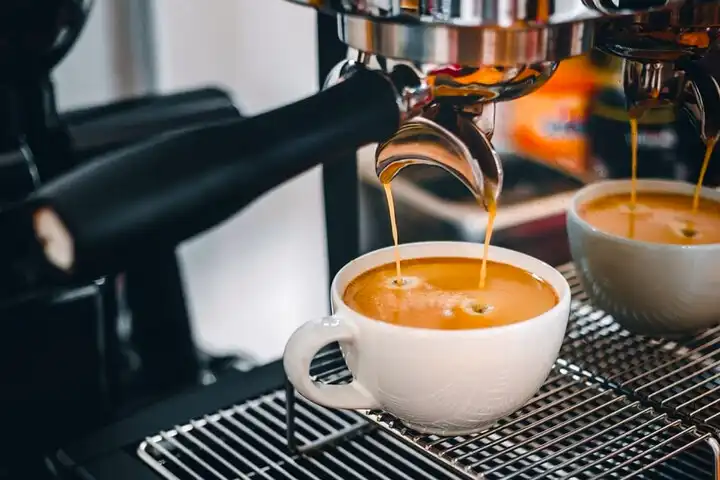 Espresso wordt vers bereid in koffiekop - Koffie drinken op Tenerife
