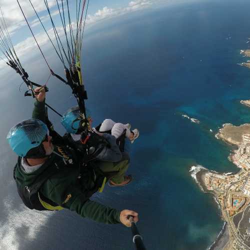 Paragliden boven kustlijn La Caleta, Tenerife vanuit vogelperspectief.