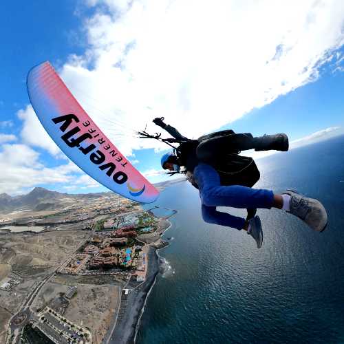 Paraglider boven kustlijn van Tenerife, La Caleta