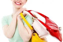 Wat is er open op Goede Vrijdag in Tenerife - Vrolijke vrouw houdt kleurrijke handtassen vast.