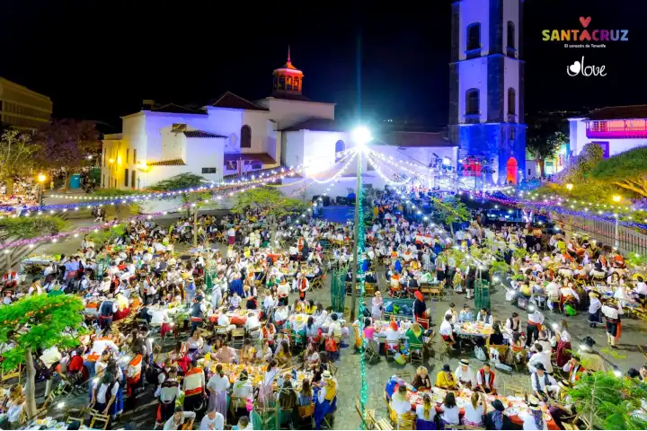 Fiestas de Mayo 2024 - beeld van de Baile de Magos te Santa Cruz