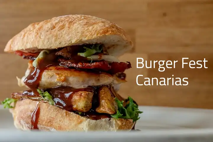 Burger Fest Canarias 2024 - Sappige hamburger met bacon en saus.