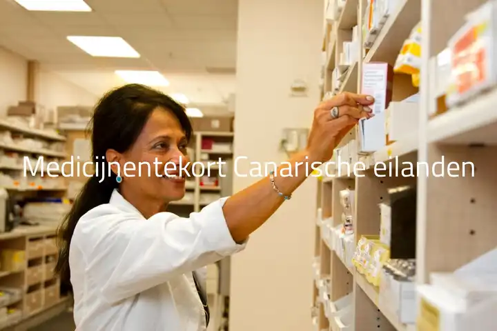 Medicijnentekort Canarische eilanden - Apotheker controleert voorraad in apotheek.