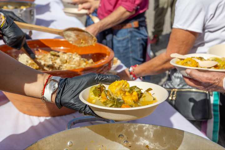 Populair Puchero Festival in wijk La Florida te La Orotava - beeld van borden met eten