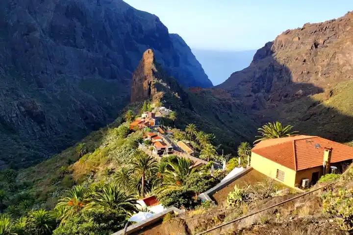 Verplichte pendelbus naar Masca - beeld van het bergdorpje en de kloof (barranco)
