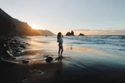 Rookvrije stranden op Tenerife - Santa Cruz en El Rosario - beeld van dame op het strand